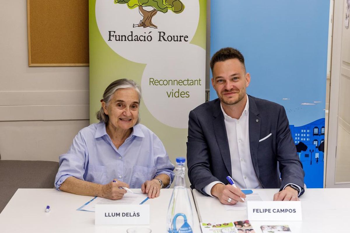 Llum Delàs, presidenta de la Fundació Roure, y Felipe Campos, consejero delegado de Aigües de Barcelona Llum Delàs, presidenta de la Fundació Roure, y Felipe Campos, consejero delegado de Aigües de Barcelona