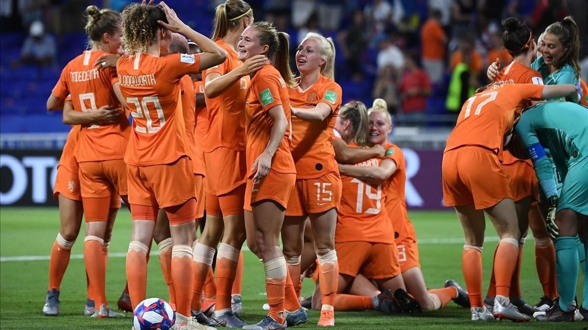 Las jugadoras de Holanda festejan su victoria sobre Suecia y su pase a la final ante EEUU. Las jugadoras de Holanda festejan su victoria sobre Suecia y su pase a la final ante EEUU.
