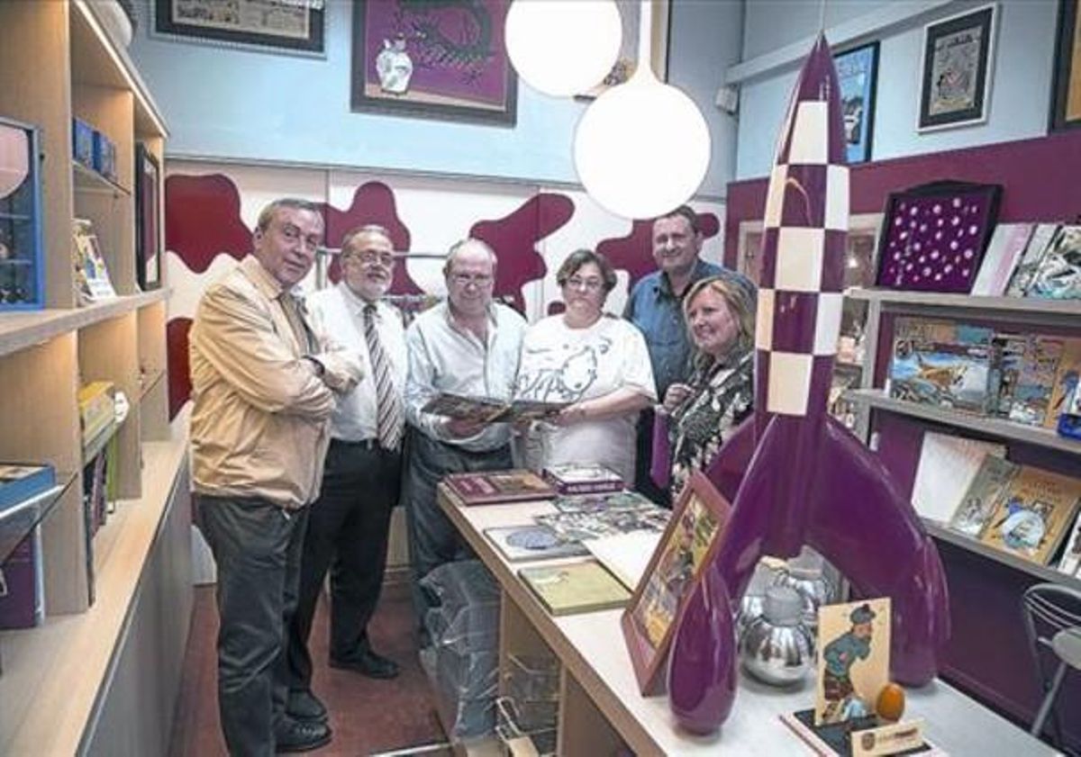 Punto de encuentro,El dueño de la tienda, Marc Ravarté (en el centro), y varios incondicionales de Tintín. Punto de encuentro,El dueño de la tienda, Marc Ravarté (en el centro), y varios incondicionales de Tintín.