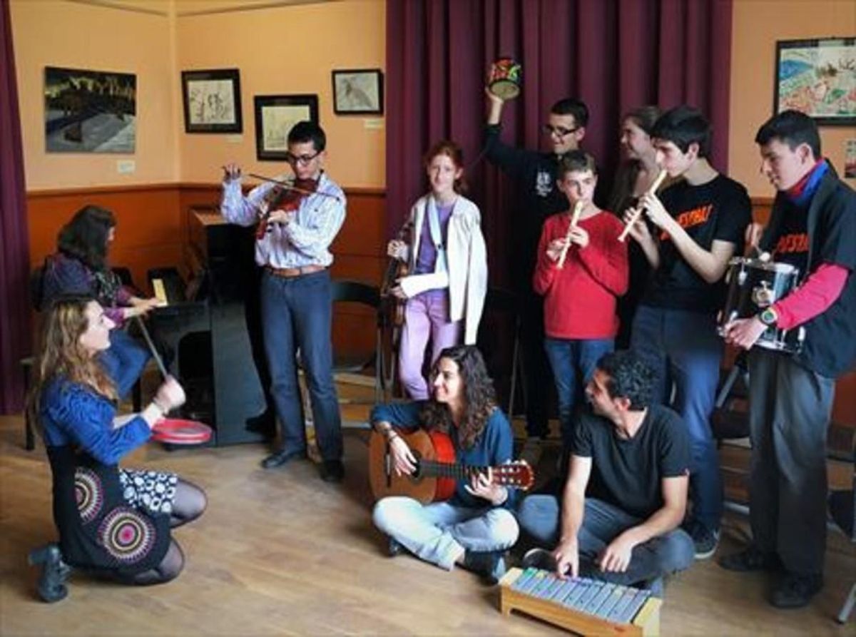 Profesora y músicos de la orquesta ESBO. Profesora y músicos de la orquesta ESBO.