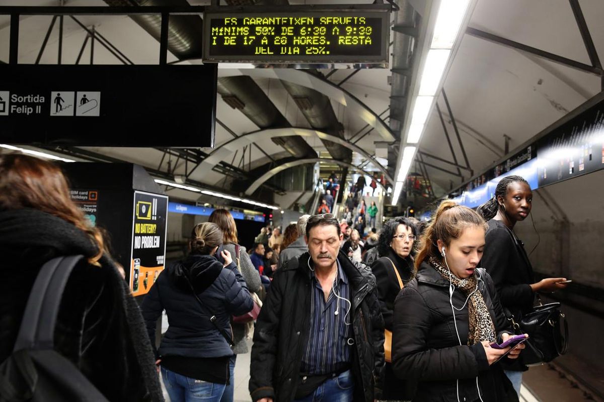 Aglomeraciones en estaciones de metro de Barcelona por la huelga del 8-M Aglomeraciones en estaciones de metro de Barcelona por la huelga del 8-M