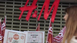 Trabajadores del grupo H&M protestan ante las puertas de una de sus tiendas el pasado jueves en Valencia EFE/ Ana Escobar