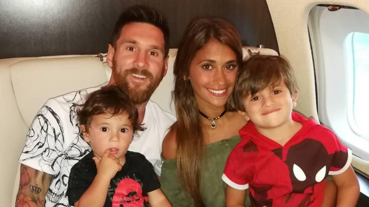 Messi y Antonella junto a sus hijos Mateo y Thiago.