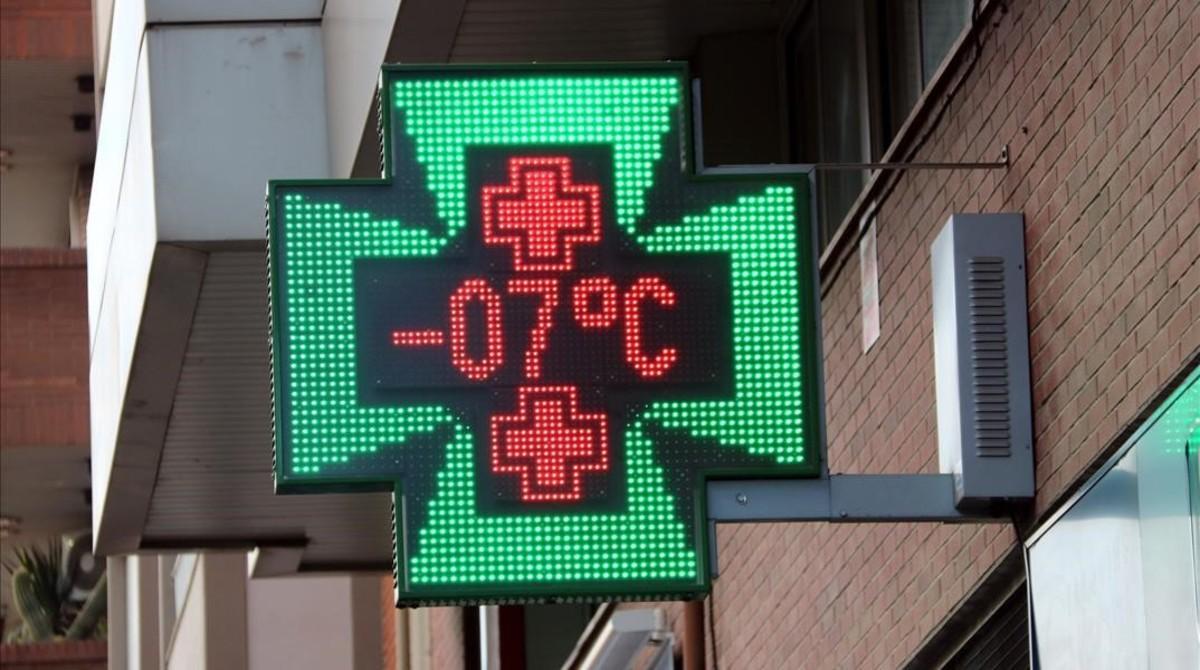 El termómetro de una farmacia de Manresa marca los -7 grados.