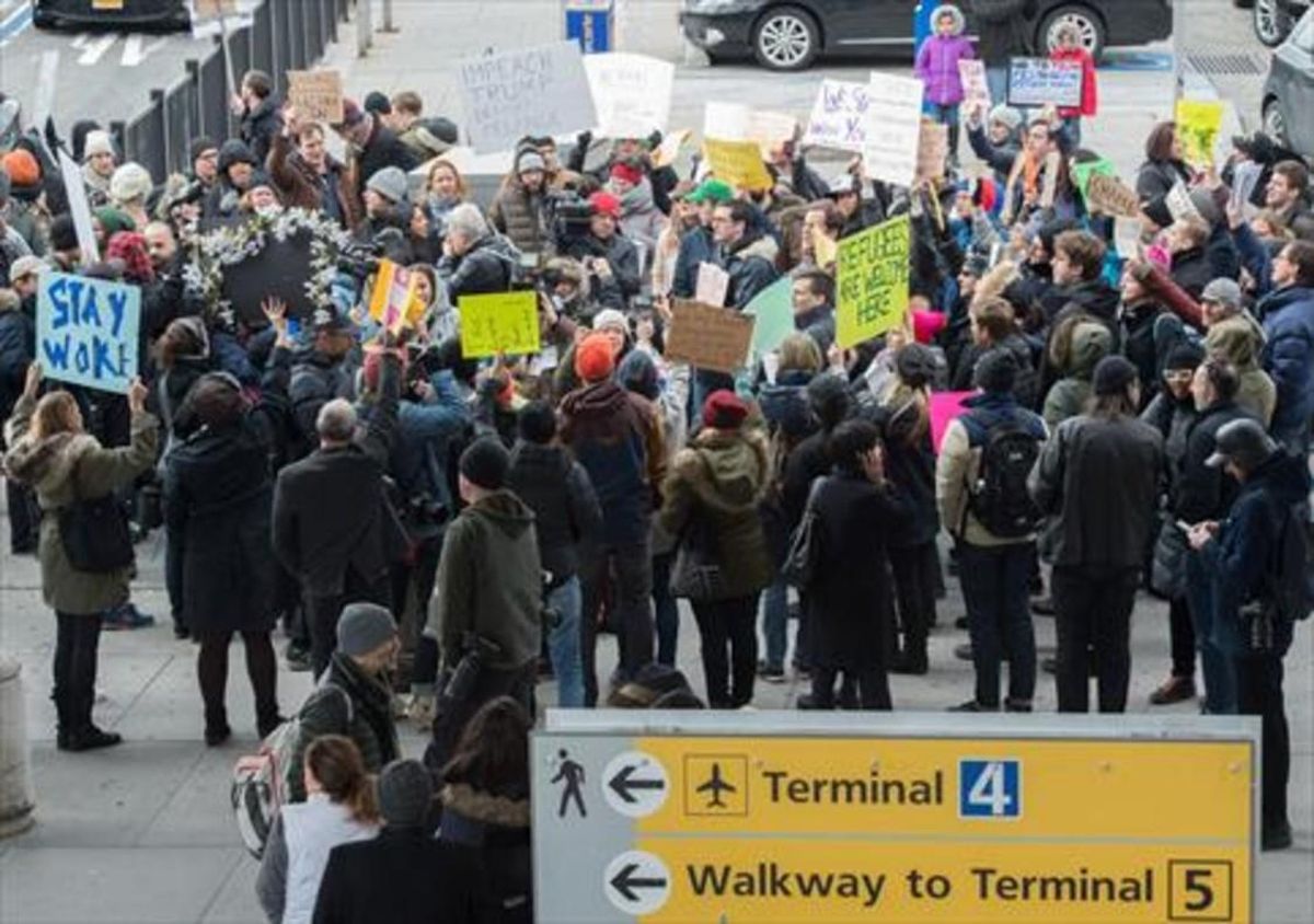 REFUGIADOS Manifestación en el aeropuertoJFK de Nueva York contra el cierre de fronteras. REFUGIADOS Manifestación en el aeropuertoJFK de Nueva York contra el cierre de fronteras.