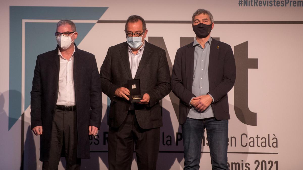Albert Sàez, director de El Periódico, junto a Jorge Martínez, jefe de diseño de Prensa Ibérica, recogen el premio al mejor diseño en la categoría de prensa durante la entrega de premios de la 21 Nit de las revistas y la prensa en catalán.