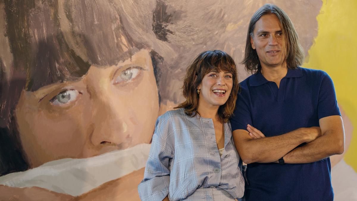 El director Rafael Cobos (d) y la actriz y protagonista María León presentan la serie El hijo zurdo