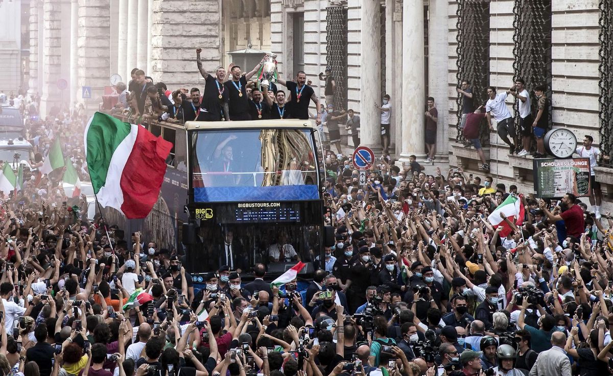 La selección italiana de fútbol celebra el triunfo en la Eurocopa por las calles de Roma. La selección italiana de fútbol celebra el triunfo en la Eurocopa por las calles de Roma.
