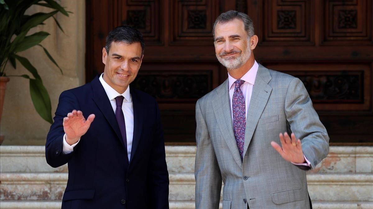 Pedro Sánchez y Felipe VI, en el despacho de verano en Marivent del 2018. Pedro Sánchez y Felipe VI, en el despacho de verano en Marivent del 2018.