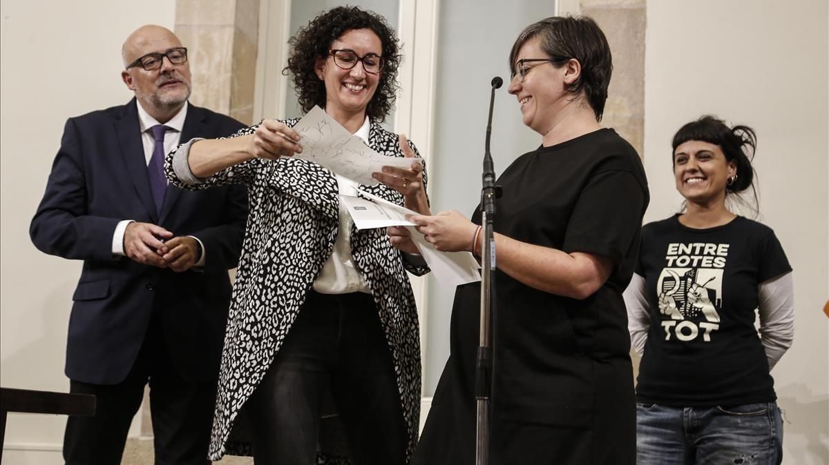 Marta Rovira (a la izquierda) y Anna Gabriel (a la derecha de la imagen, en segundo plano), el pasado octubre, con el exdiputado de Junts pel Sí Lluís Corominas y la exdiputada de la CUP Mireia Boya. Marta Rovira (a la izquierda) y Anna Gabriel (a la derecha de la imagen, en segundo plano), el pasado octubre, con el exdiputado de Junts pel Sí Lluís Corominas y la exdiputada de la CUP Mireia Boya.