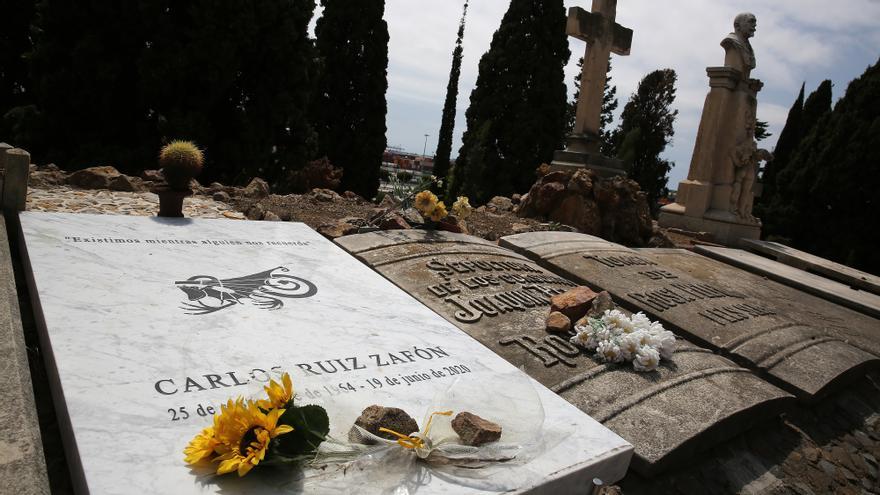 Ruiz Zafón ya reposa en Montjuïc - Vimarsana News