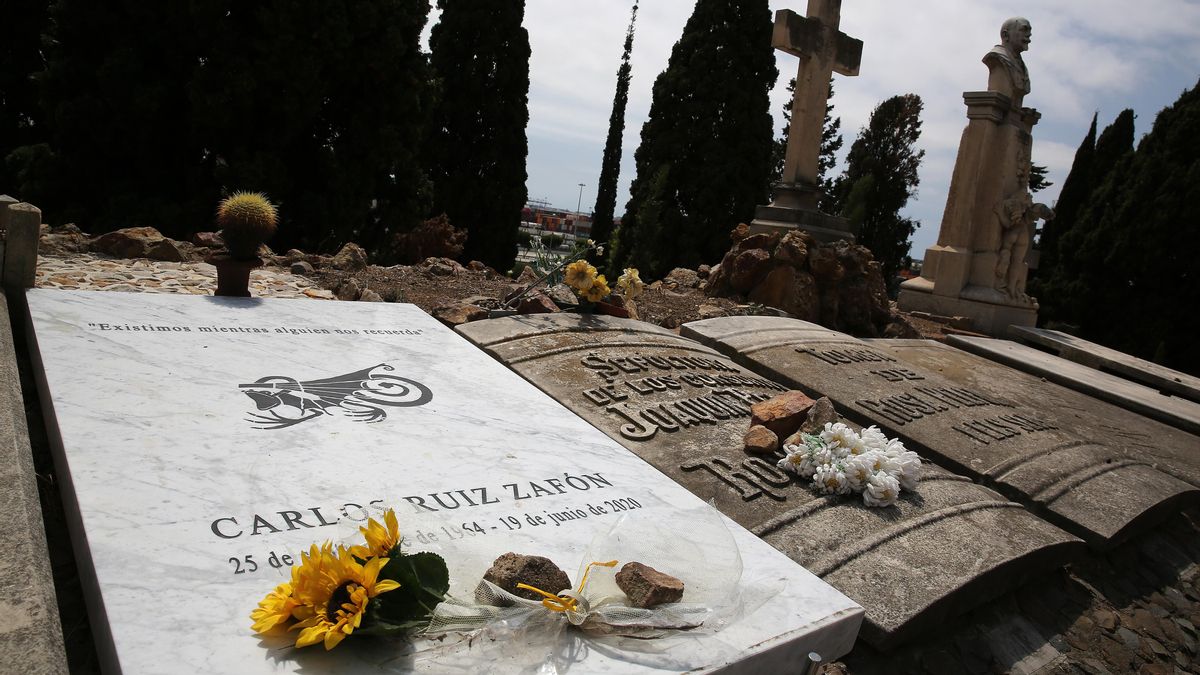 Tumba de Carlos Ruiz Zafón en el cementerio de Montjuîc, en la que reposan parte de las cenizas del escritor. Tumba de Carlos Ruiz Zafón en el cementerio de Montjuîc, en la que reposan parte de las cenizas del escritor.