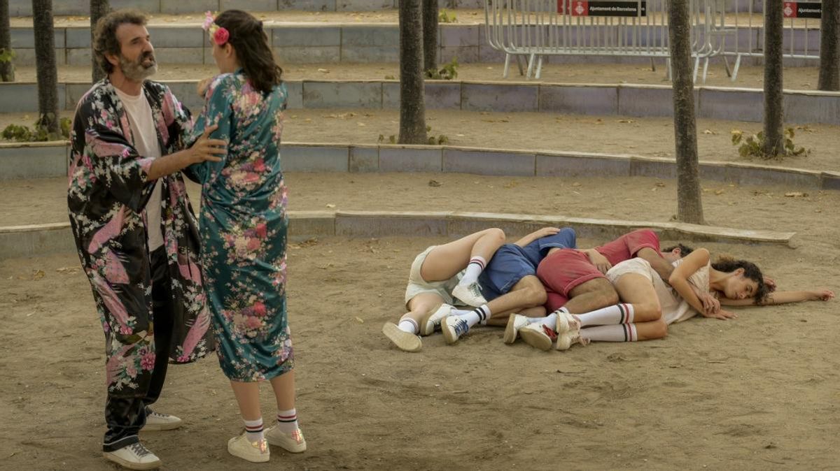 Teseu e Hipòlita discuten mientras los jóvenes están dormidos. Teseu e Hipòlita discuten mientras los jóvenes están dormidos.
