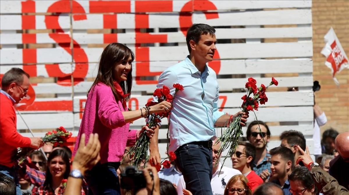Núria Parlón y Pedro Sánchez, durante un mitin en Barcelona el pasado 22 de abril. 
