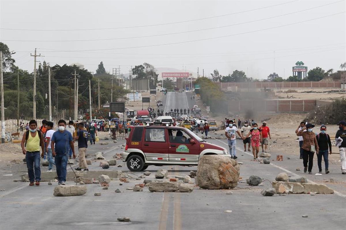 Manifestantes mantienen bloqueada una vía en Ica (Perú).