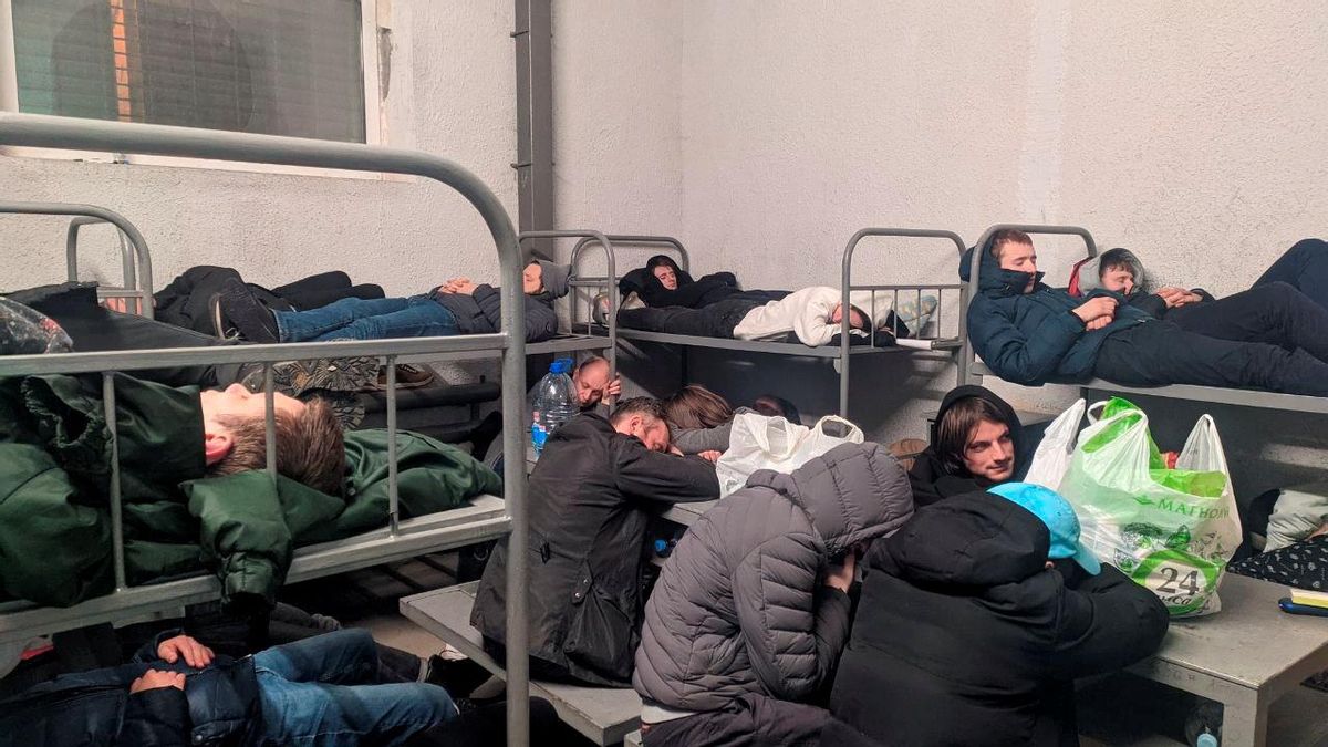 Celda atestada de arrestados en el centro de detención provisional de Sájarovo. Celda atestada de arrestados en el centro de detención provisional de Sájarovo.