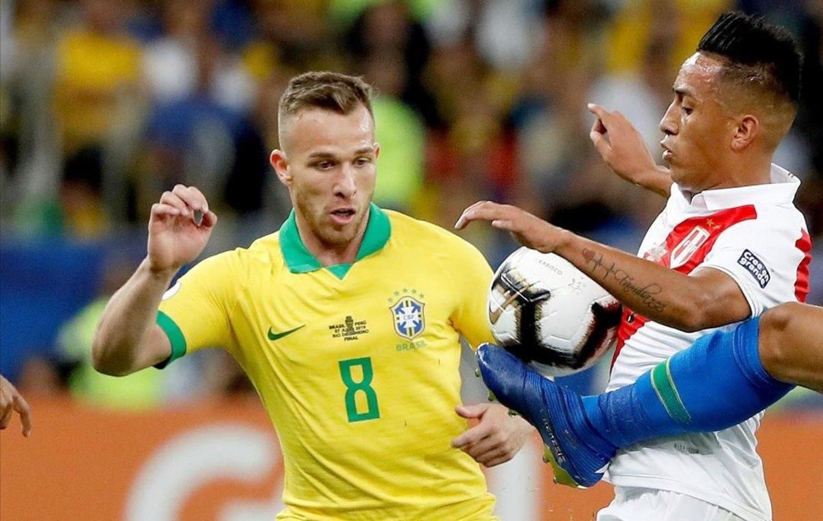 Arthur disputa un balón al peruano Christian Cueva en la final de la Copa América. Arthur disputa un balón al peruano Christian Cueva en la final de la Copa América.