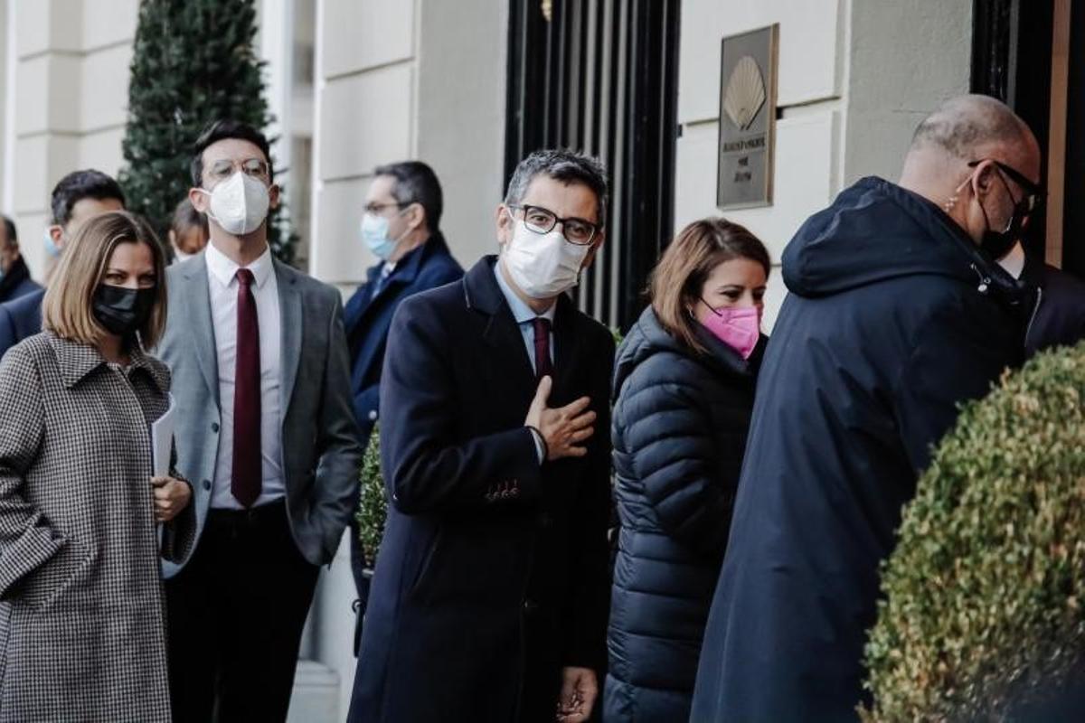 El ministro de la Presidencia, Relaciones con las Cortes y Memoria Democrática, Félix Bolaños, a su llegada a su desayuno informativo en el madrileño hotel Ritz junto a la vicesecretaria general del PSOE, Adriana Lastra, este 20 de enero de 2022. El ministro de la Presidencia, Relaciones con las Cortes y Memoria Democrática, Félix Bolaños, a su llegada a su desayuno informativo en el madrileño hotel Ritz junto a la vicesecretaria general del PSOE, Adriana Lastra, este 20 de enero de 2022.