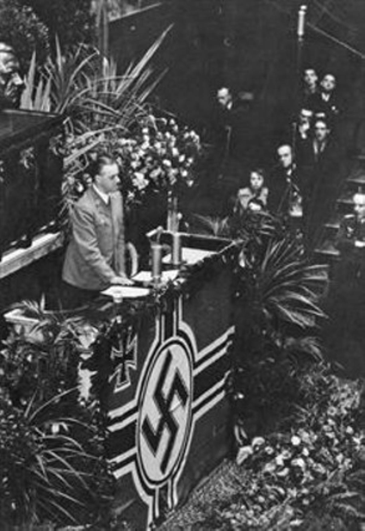 Rosenberg da un discurso enla Asamblea Nacional francesa, el 18 de noviembre de 1940, ante representantes de la Wehrmacht y el partido nazi.