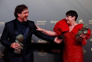 Los actores Javier Bardem y Blanca Portillo posan con los Goya a mejores actores protagonistas durante la gala de la 36 edición de los Premios Goya que tiene lugar este sábado en el Palau de les Arts de Valencia. 