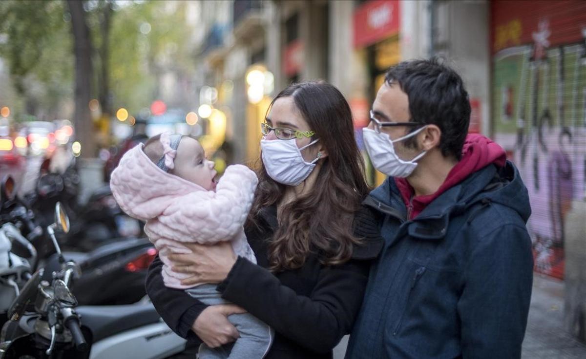Salvador Pérez, Cristina Morera y su hija Sonia, en Barcelona, después de viajar desde Londres con las tres PCR que exigía el Gobierno. Salvador Pérez, Cristina Morera y su hija Sonia, en Barcelona, después de viajar desde Londres con las tres PCR que exigía el Gobierno.