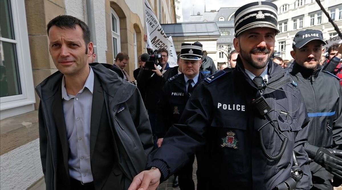 Edouard Perrin (izquierda), escoltado por la policía tras la primera jornada del juicio sobre el ’caso LuxLeaks’, en Luxemburgo, este martes. Edouard Perrin (izquierda), escoltado por la policía tras la primera jornada del juicio sobre el ’caso LuxLeaks’, en Luxemburgo, este martes.