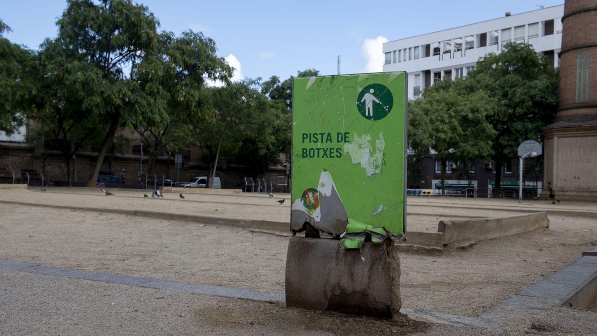 Rincón de la plaza de L’Olivereta, frente a unas pistas de petanca vacías. Rincón de la plaza de L’Olivereta, frente a unas pistas de petanca vacías.