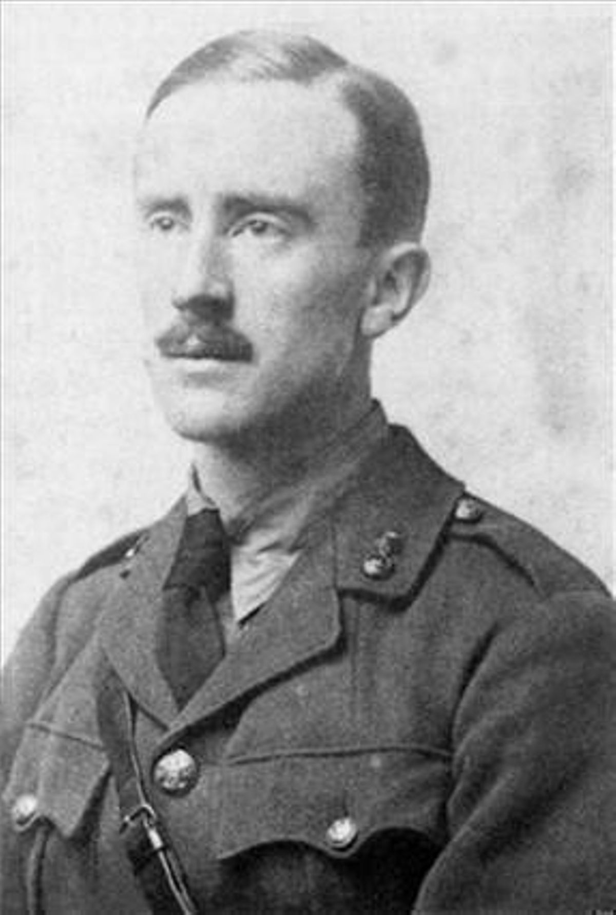 J. R. R. Tolkien en 1916. J. R. R. Tolkien en 1916.
