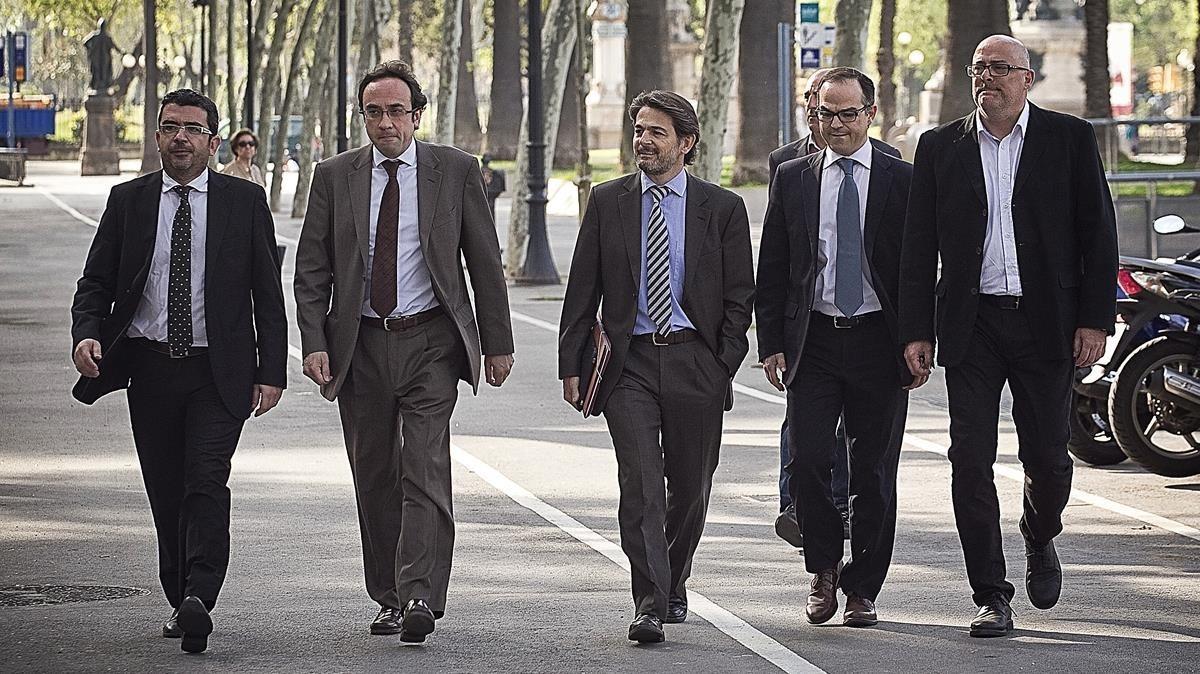 Jordi Turull y otros entonces dirigentes de Convergència acompañan a Oriol Pujol a declarar por el ’caso ITV’ en el Palau de Justícia, en abril del 2014.