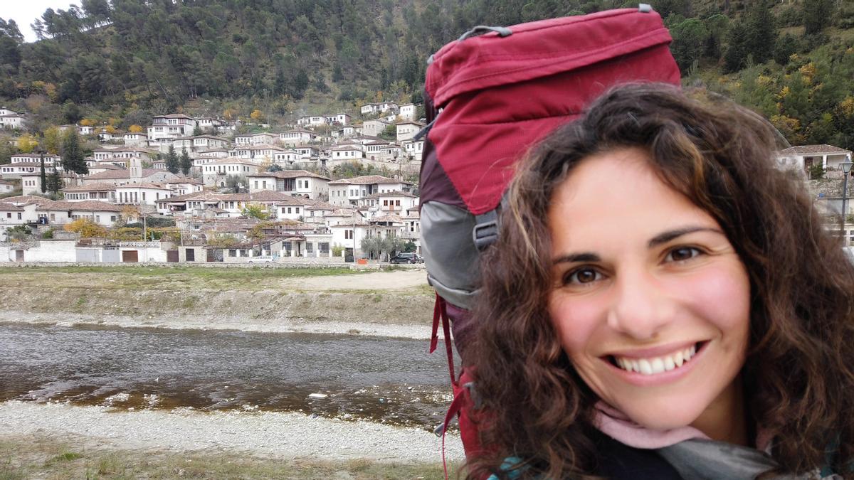 Clara Ruiz, en un selfi tomado en la localidad de Berat, en Albania.