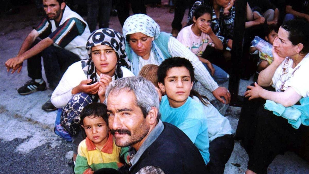 Grupo de refugiados kurdos a su llegada a Riace en 1998.