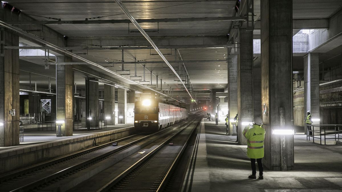 Primeros trenes con pasajeros (R-1) por las vías de la Sagrera, el pasado diciembre. Primeros trenes con pasajeros (R-1) por las vías de la Sagrera, el pasado diciembre.