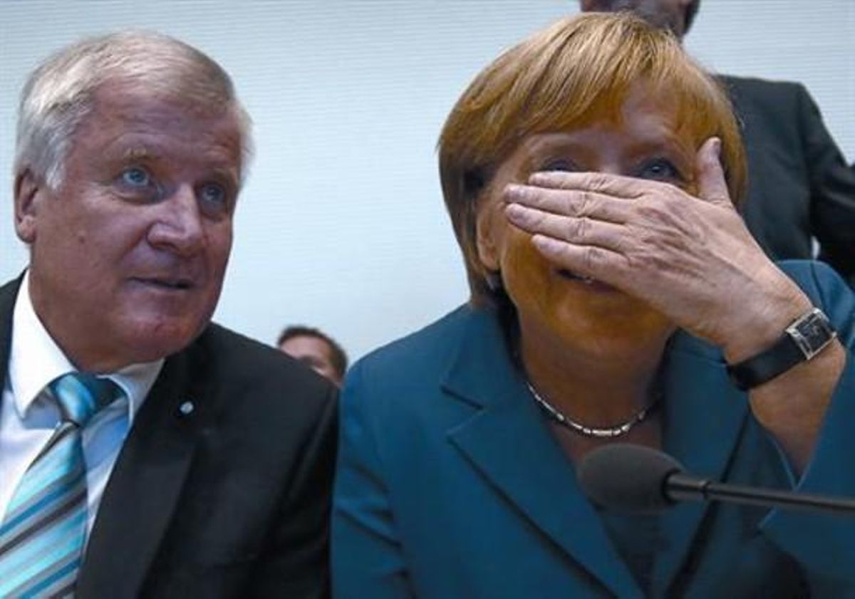 La cancillera alemana, Angela Merkel, y el ministro presidente de Baviera, Horst Seehofer, ayer en Berlín. La cancillera alemana, Angela Merkel, y el ministro presidente de Baviera, Horst Seehofer, ayer en Berlín.