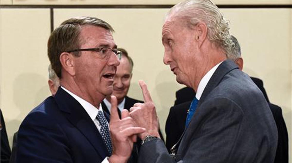 Morenés da explicaciones a Stoltenberg y a Ashton Carter en la cumbre de la OTAN.