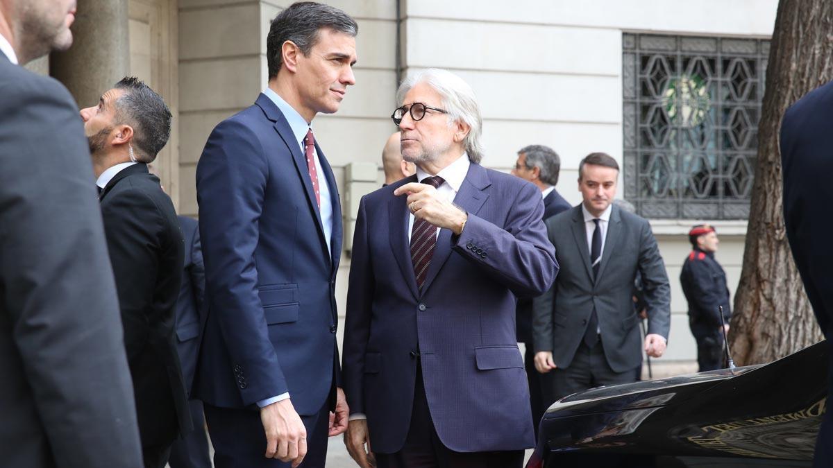 Pedro Sánchez se reúne con los empresarios catalanes en la sede de Foment del Treball. En la foto, con Josep Sánchez Llibre.