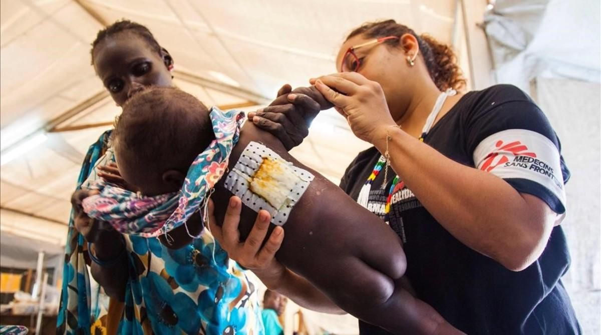 Una enfermera examina a una niña que sufre una infección en la piel, en el hospital de MSF de Malakal (Sudán del Sur), el 15 de junio. Una enfermera examina a una niña que sufre una infección en la piel, en el hospital de MSF de Malakal (Sudán del Sur), el 15 de junio.
