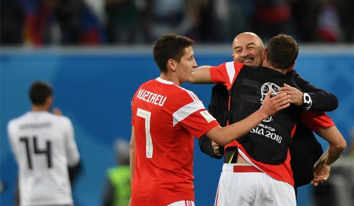 Cherchesov, seleccionador ruso, celebrando con sus jugadores Cherchesov, seleccionador ruso, celebrando con sus jugadores