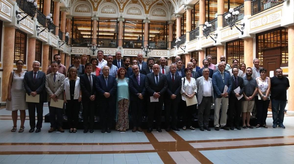 Foto de familia de los participantes en la constitución del Pacte Nacional d’Universitats.