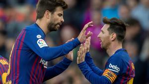 Messi felicitado por Piqué tras el segundo gol durante el partido de liga entre el FC Barcelona y el RCD Espanyol en el 2019