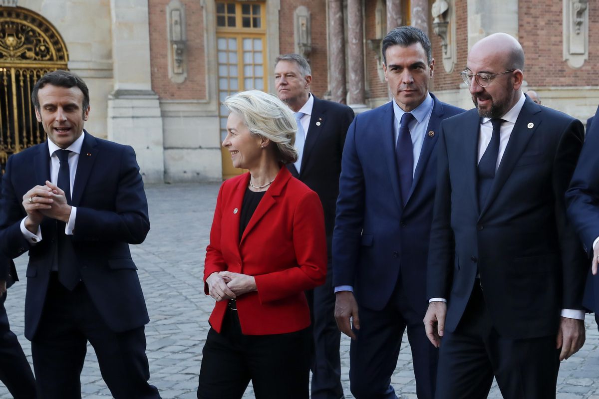 El presidente español Pedro Sánchez conversa con el presidente del Consejo Europeo, Charles Michel en presencia de la presidenta de la Comisión Europea, Ursula von der Leyeny el presidente francés Emmanuel Macron. El presidente español Pedro Sánchez conversa con el presidente del Consejo Europeo, Charles Michel en presencia de la presidenta de la Comisión Europea, Ursula von der Leyeny el presidente francés Emmanuel Macron.