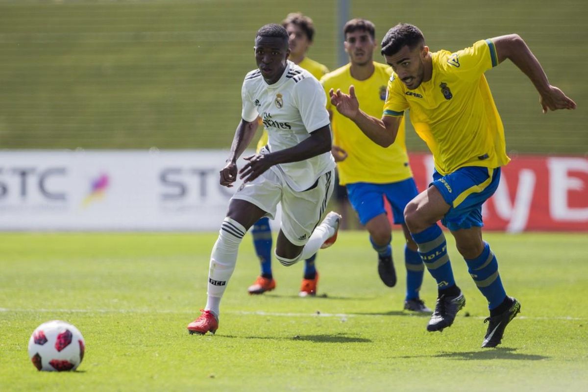 Vinicius conduce el balón en su primer partido con el Real Madrid Castilla. Vinicius conduce el balón en su primer partido con el Real Madrid Castilla.