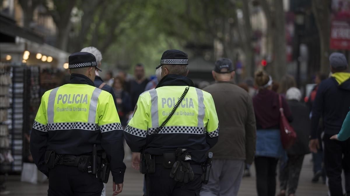 Dos miembros de la Guardia Urbana de Barcelona patrullan por las Ramblas de la ciudad Dos miembros de la Guardia Urbana de Barcelona patrullan por las Ramblas de la ciudad