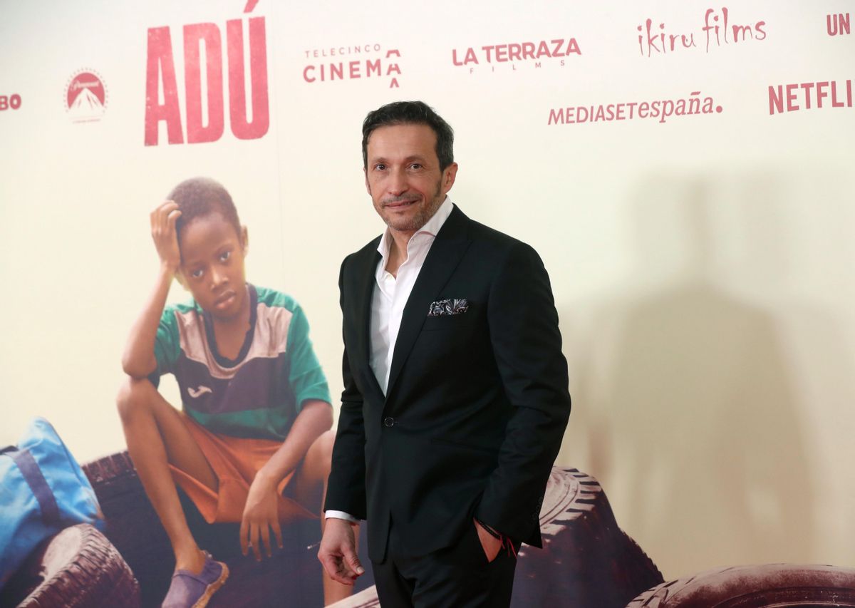 Salvador Calvo, ante un cartel de la película ’Adú’. Salvador Calvo, ante un cartel de la película ’Adú’.