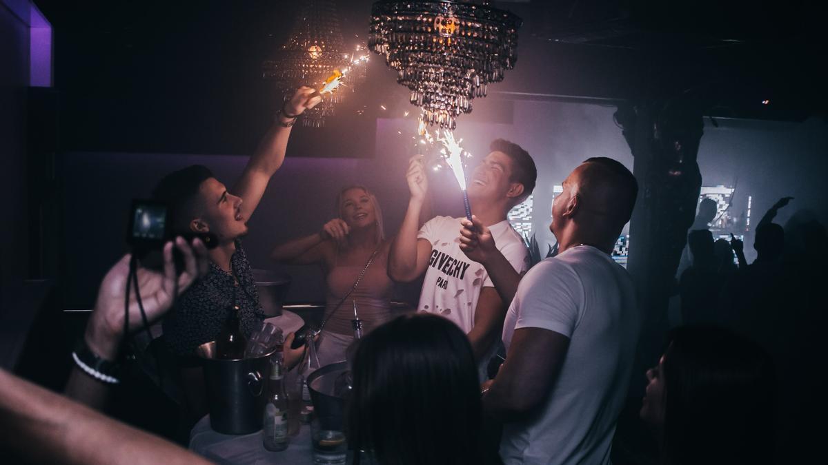 Unos jóvenes de fiesta en una discoteca, en una imagen de archivo