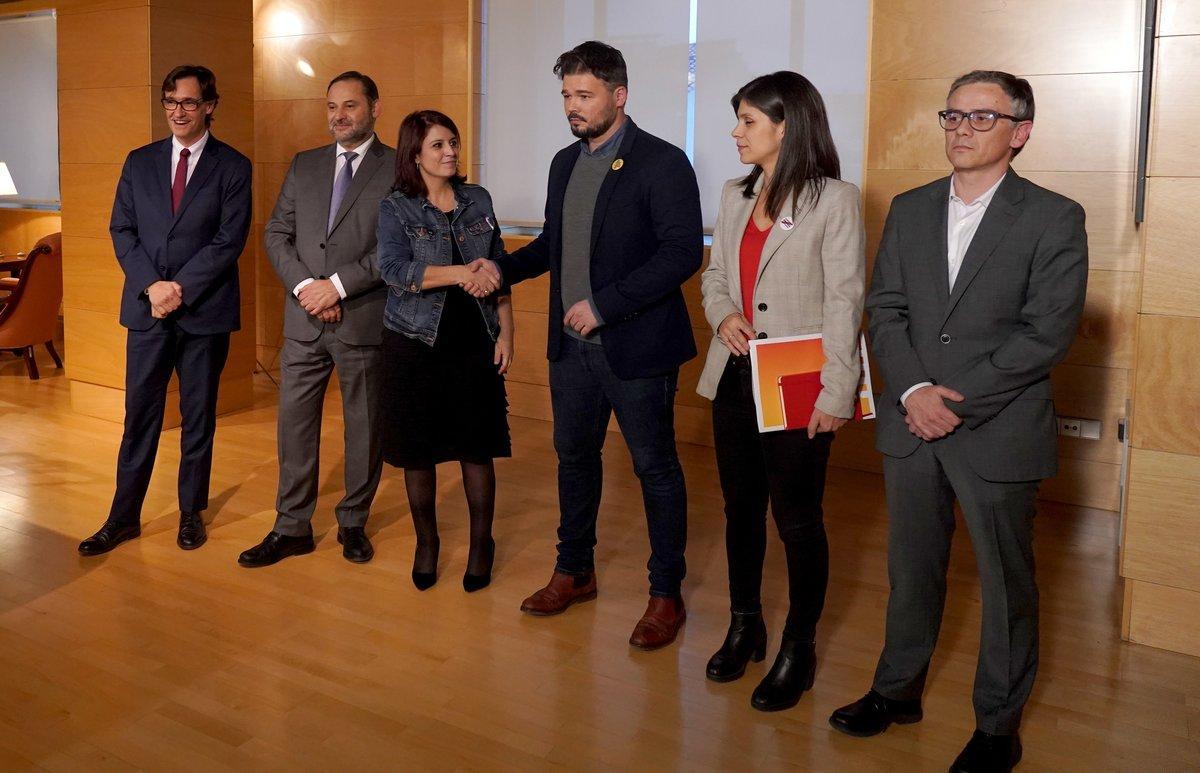 Los negociadores del PSOE: Illa, Ábalos, Lastra, con los representantes de ERC, Rufián, Vilalta y Jové.