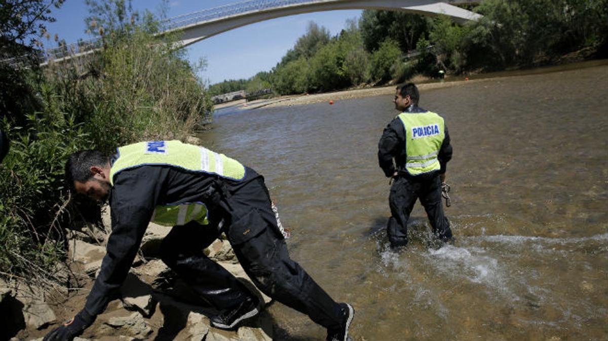 Desde primera hora de la mañana, un grupo de investigadores con la ayuda de los Bomberos rastrea el fondo del río Bernesga.