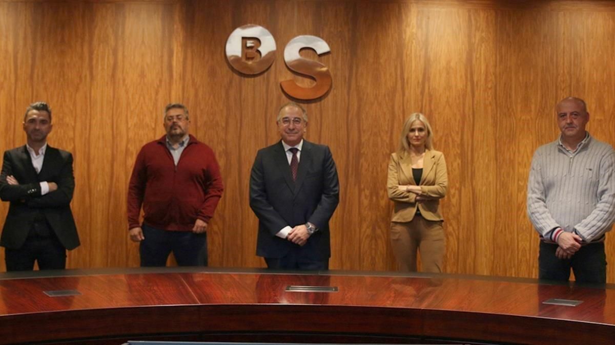 Miquel Montes (centro) con los representante sindicales en la ratificación del acuerdo. Miquel Montes (centro) con los representante sindicales en la ratificación del acuerdo.