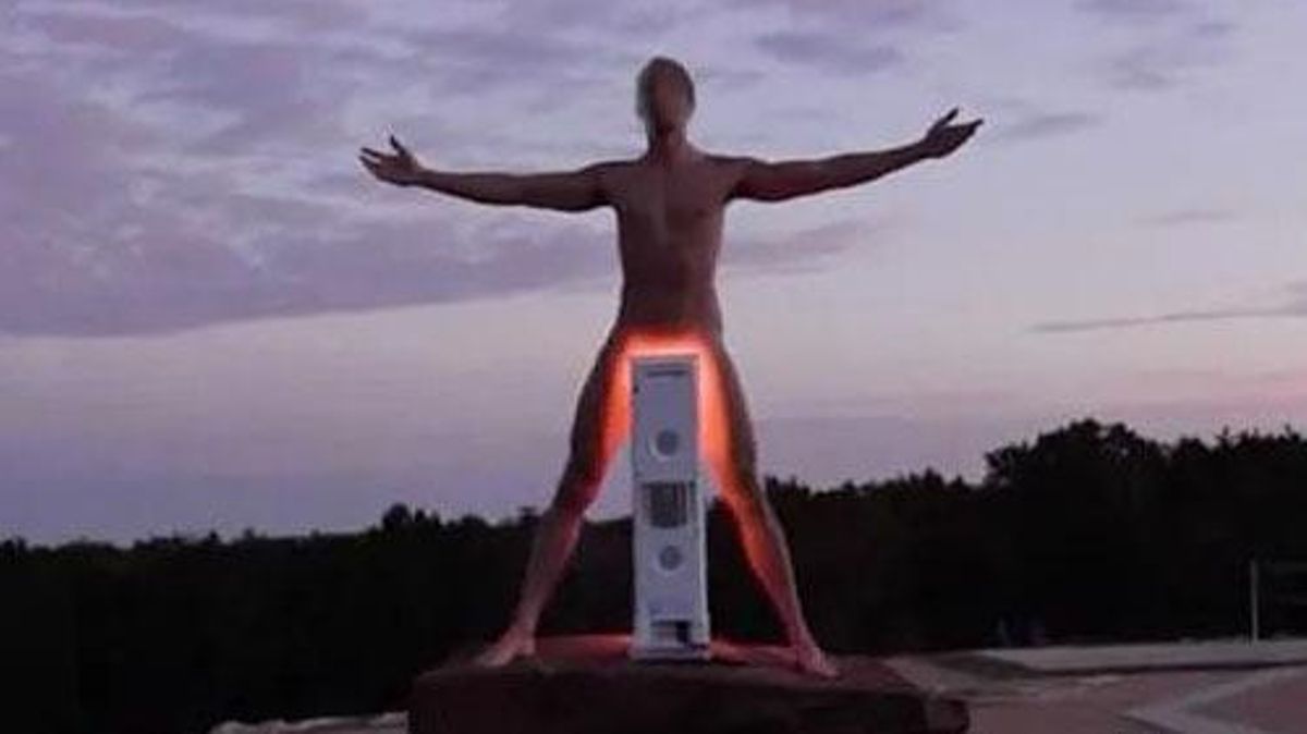 El bronzejat de testicles irromp en la política dels EUA: la dreta agita el mite de l’home mascle El bronzejat de testicles irromp en la política dels EUA: la dreta agita el mite de l’home mascle