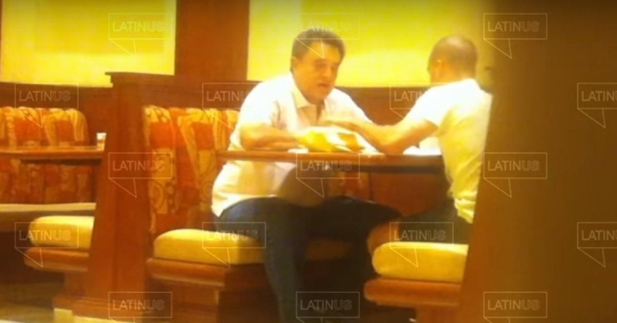 Los vídeos, con fecha del 2015, muestran al hermano del presidente al recibir en dos ocasiones paquetes que supuestamente contienen dinero. Los vídeos, con fecha del 2015, muestran al hermano del presidente al recibir en dos ocasiones paquetes que supuestamente contienen dinero.