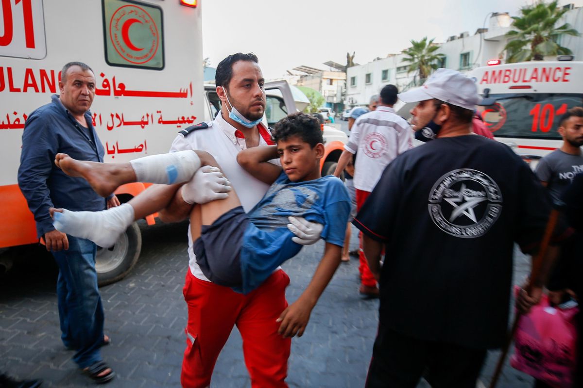 Un adolescente palestino es transportado herido después de participar en las protestas contra Israel en Gaza Un adolescente palestino es transportado herido después de participar en las protestas contra Israel en Gaza